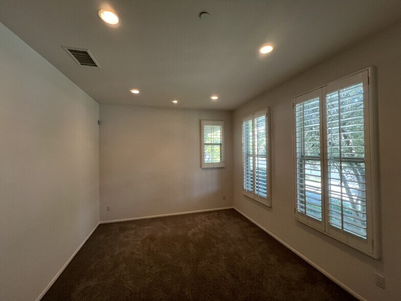 Building Photo - 747 E Lemon Swirl Dr
