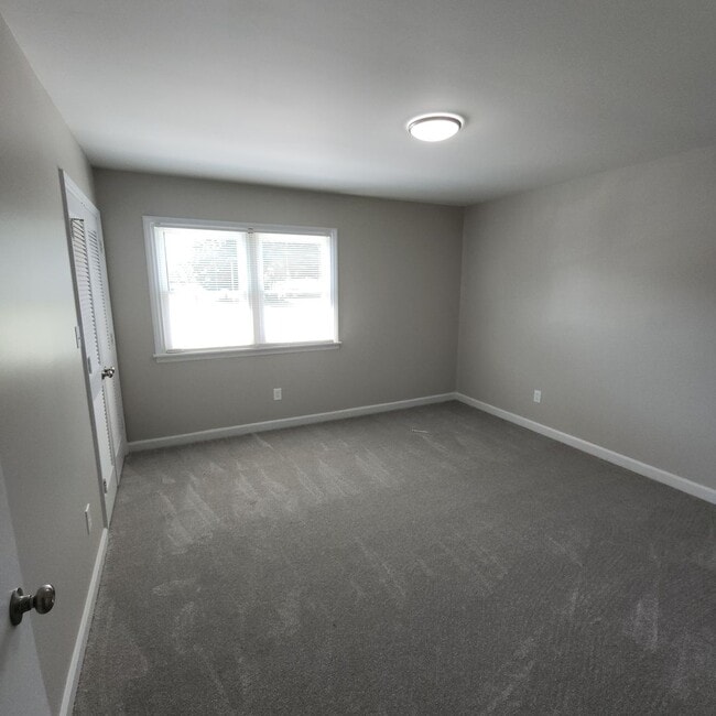 Building Photo - 2 Bedroom Townhouse Apartment FOR RENT in ...