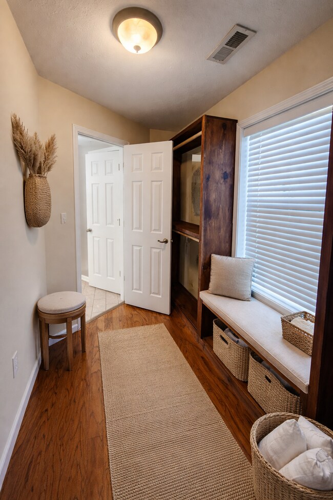 Building Photo - $2500 - 5 Bedrooms 3 Baths + Bonus Room