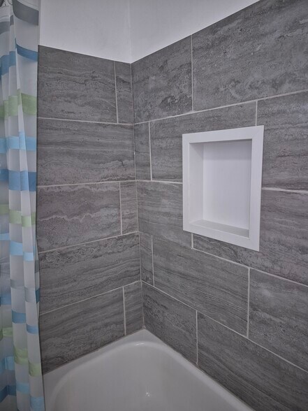 Tub/Shower - 721 Hanford St