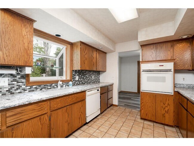 Building Photo - 3620 Saratoga Ln N