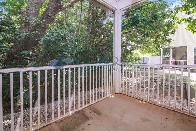 Building Photo - End Unit Townhome| 2nd Floor Loft Space | ...