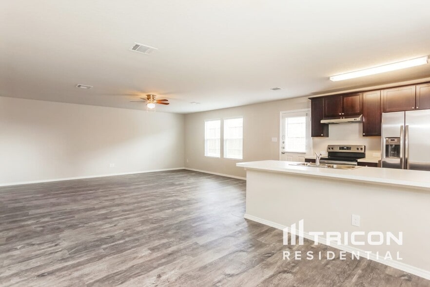 Building Photo - 1932 Bluethroat