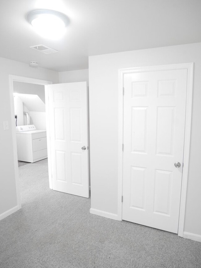 Building Photo - Rare Find! 4 Bedroom, 2 Bathroom Townhome ...