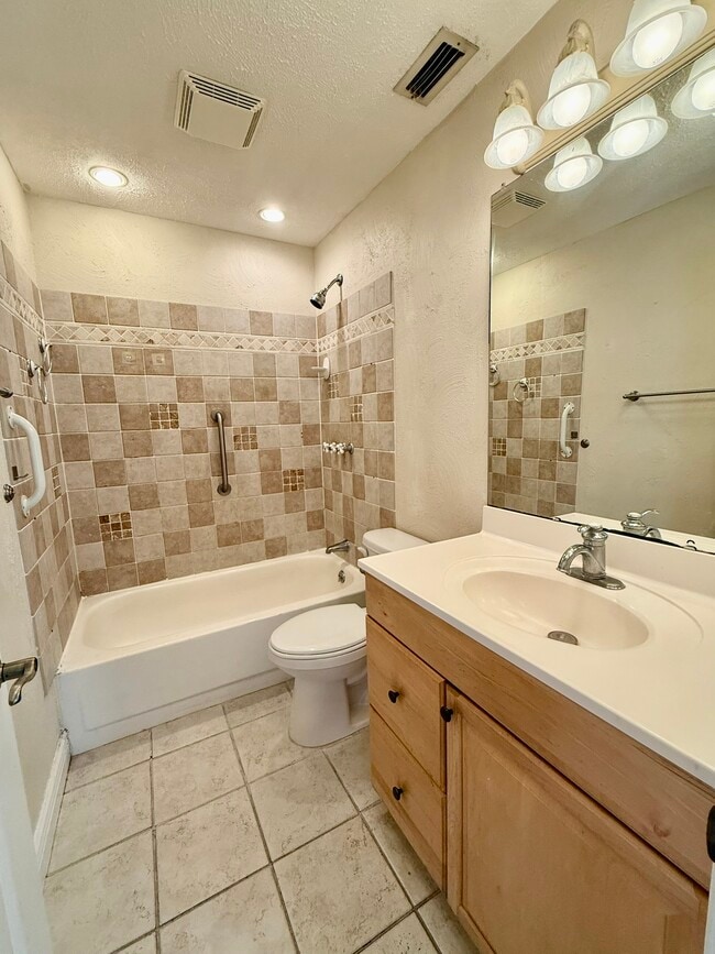 Building Photo - 2941 Bough Ave