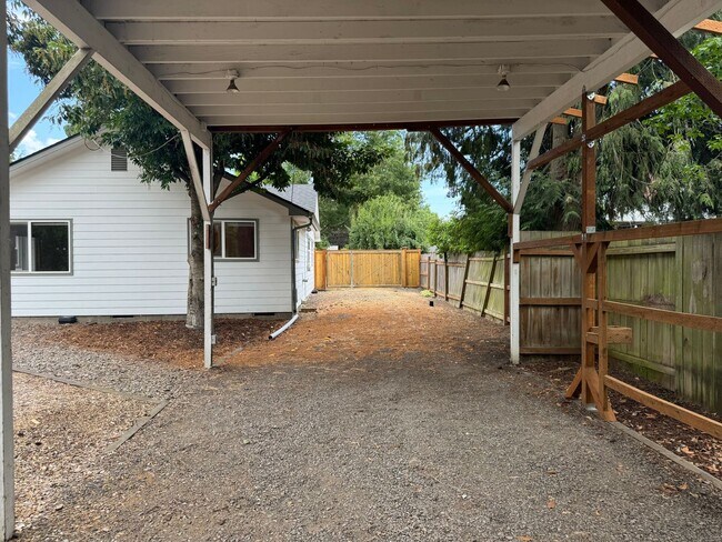 Building Photo - 4 bedroom 2 bathroom home in a great neighborhood!