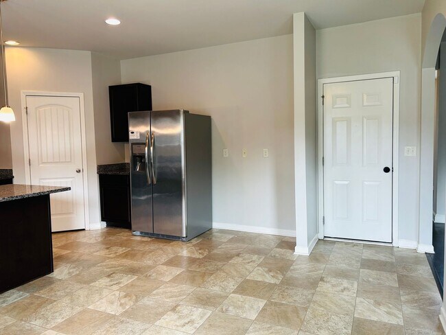 Building Photo - Beautiful 4 bedroom, 2.5 bathroom home In ...