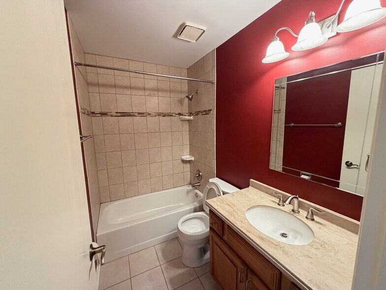 Building Photo - 608 Berkley Ct