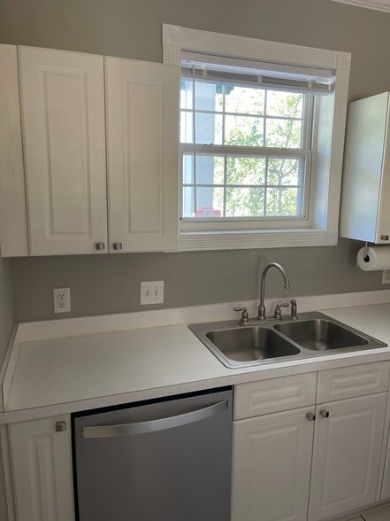 Kitchen - 674 Riverwalk Dr