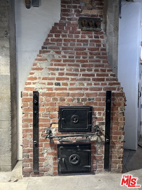 Building Photo - 1302 N Sweetzer Ave