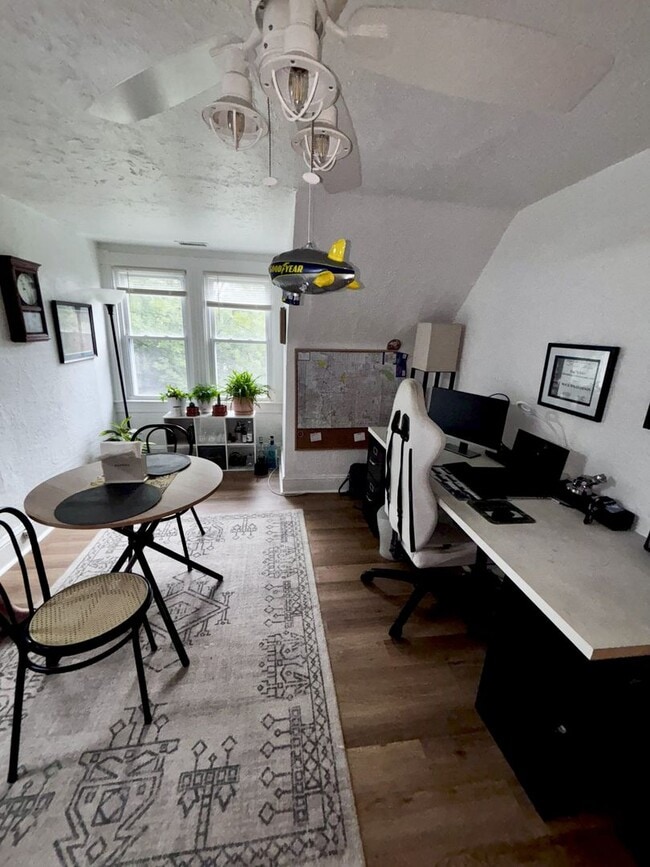 Building Photo - Charming 2-Bedroom Apartment with River Views