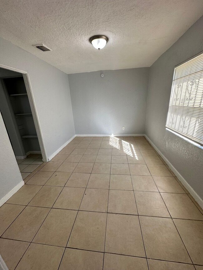 Building Photo - 310/312 Acosta St