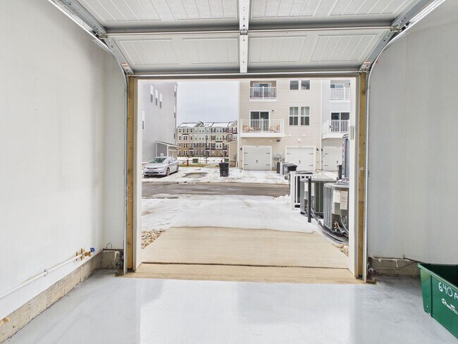 Building Photo - 640 Brookwood Glen Terrace