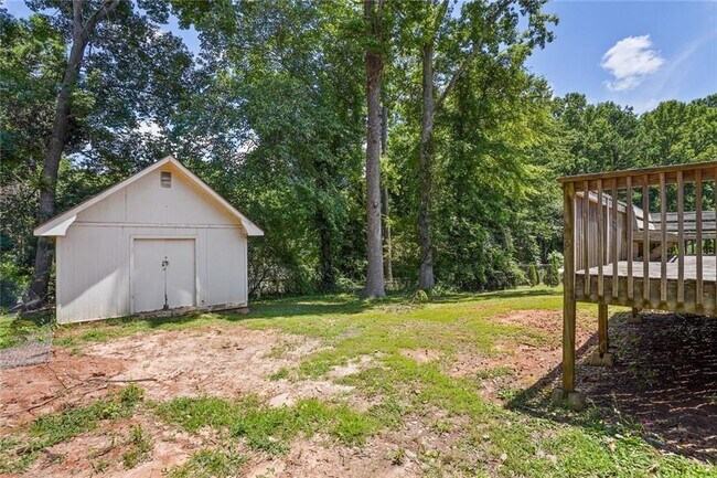Building Photo - 2416 Lakewood Dr NW