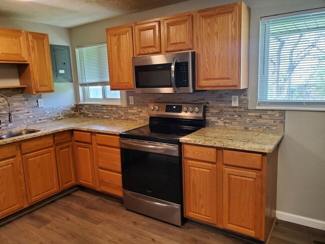 Building Photo - 3 Bedroom home with fenced in backyard and...