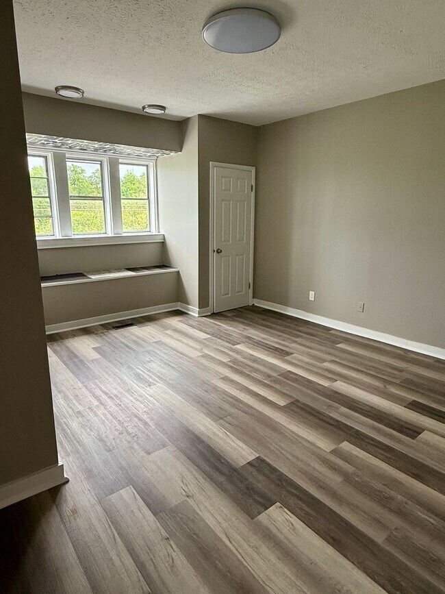 Building Photo - 3 bedroom apartment by UC campus!