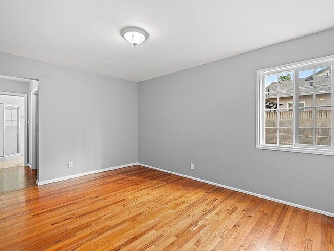 Building Photo - "Spacious 4-Bed, 3-Bath Oasis in Prime Los Angeles Location - 2080 Sq Ft of Comfort!"