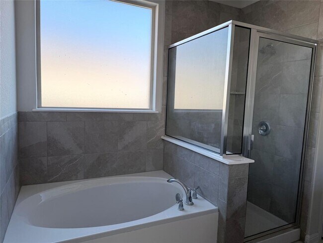 Building Photo - 605 Elm Green St