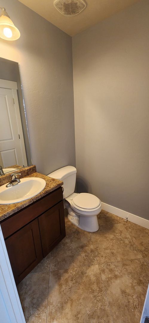 Building Photo - Luxury 3 Bedroom Plus Den in Sandy!