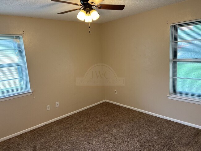 Building Photo - 1013 Kathey Dr