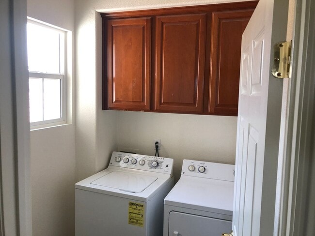 Building Photo - Well Maintained Stoneridge West Village Home!