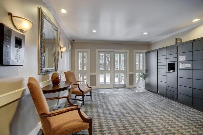 Building Photo - 353 N Post Oak Ln