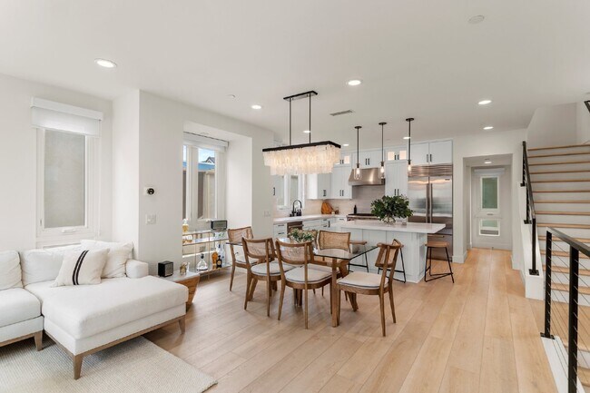 Building Photo - Contemporary luxury in a prime beachside l...