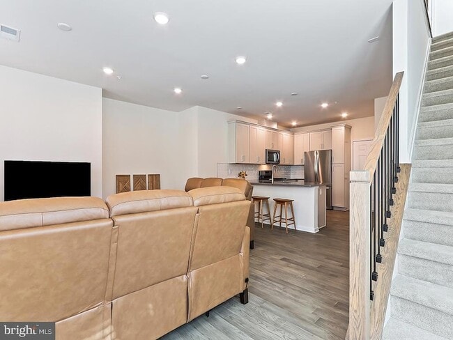 Building Photo - 1001 Greenwich Dr