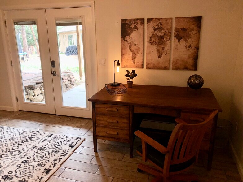 Desk w/nature views - 2910 Aspen Dr