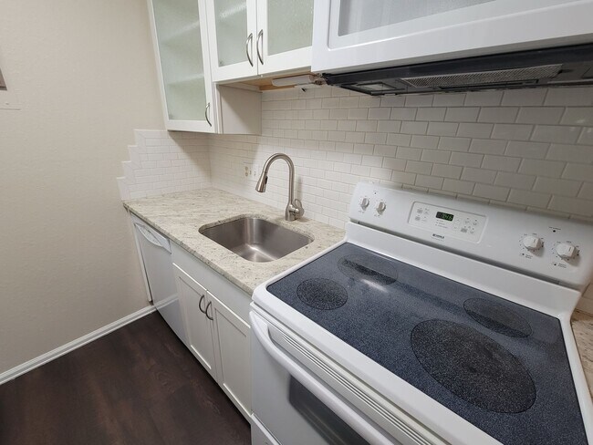 Building Photo - Nicely Updated One Bedroom Condo Available...
