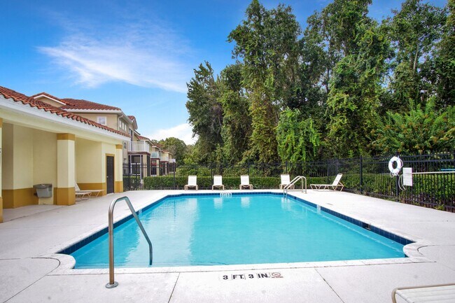 Building Photo - Modern 3-Bedroom, 2-Bath Townhouse near Ch...