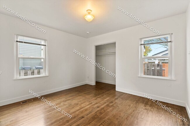 Building Photo - Modern Elegance Meets Campus Convenience: ...