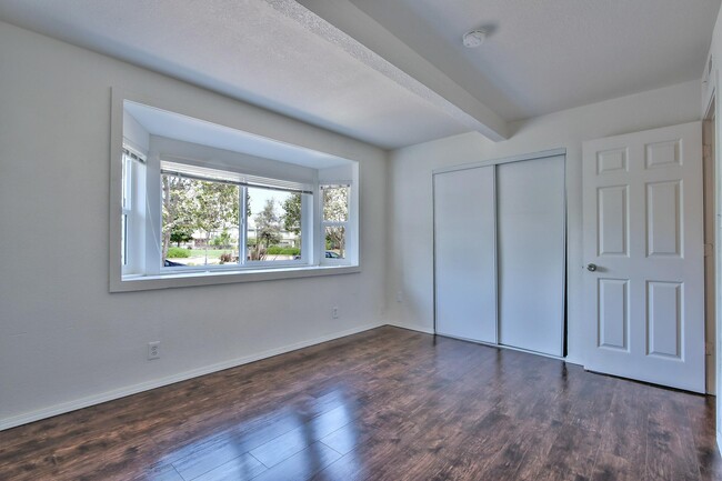Building Photo - 546 Hamilton Ave