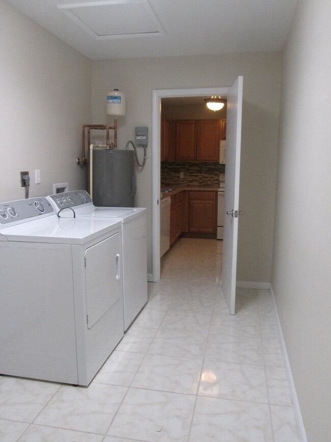 Building Photo - 2457 Pinecrest Ct