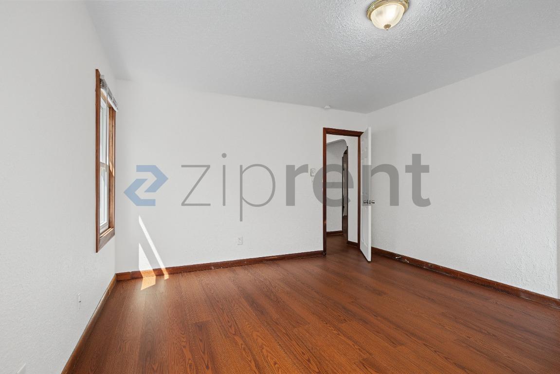 Building Photo - Unit