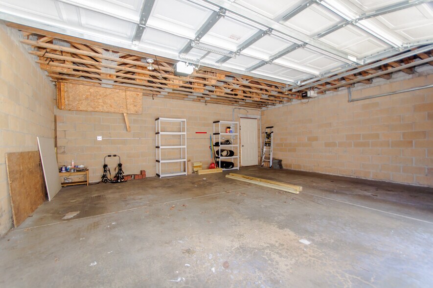 Building Photo - 1344 W Grenshaw St