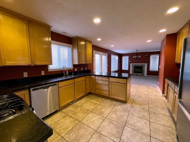 Building Photo - Spacious Midvale Townhome