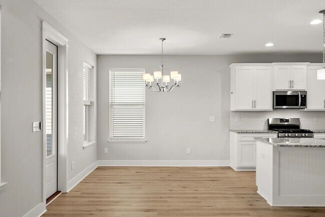 Building Photo - Breakfest Point 3 Bedroom 2 bath