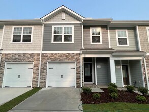 Building Photo - Stunning 3BD, 2.5BA Raleigh Townhome in a ...