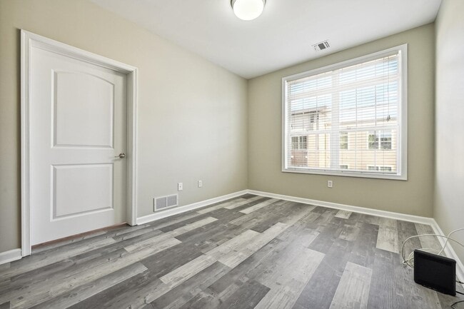 Building Photo - 5808 Washington St