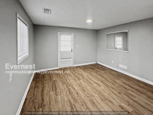 Building Photo - 4 Bed, 2 Bath Home with Garage / Pet-Friendly / Available Now!