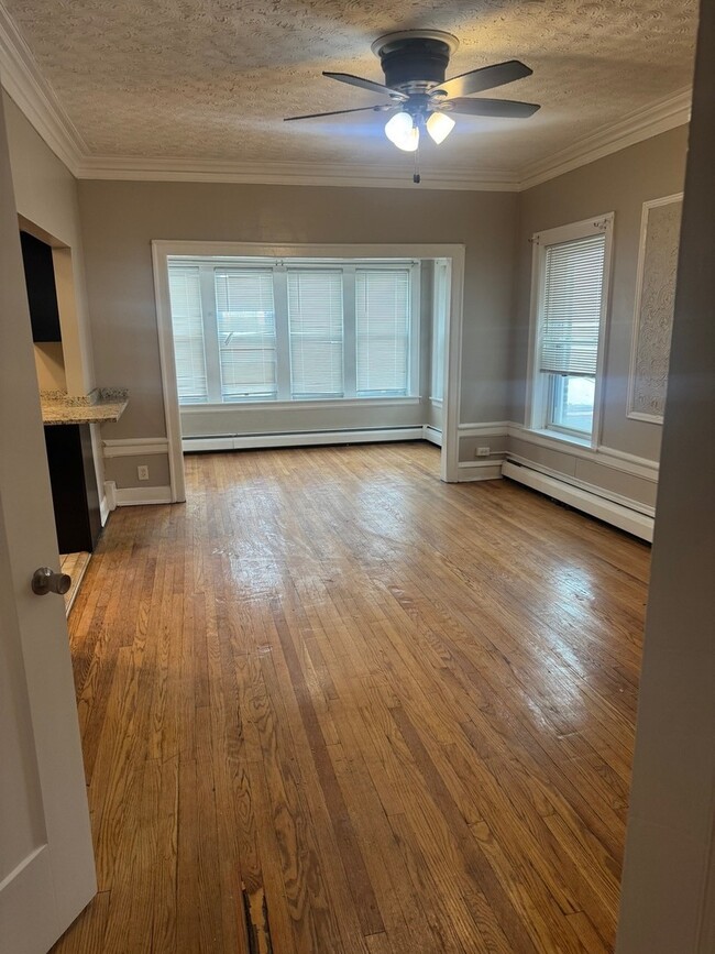 Building Photo - 6829 S Cornell Ave