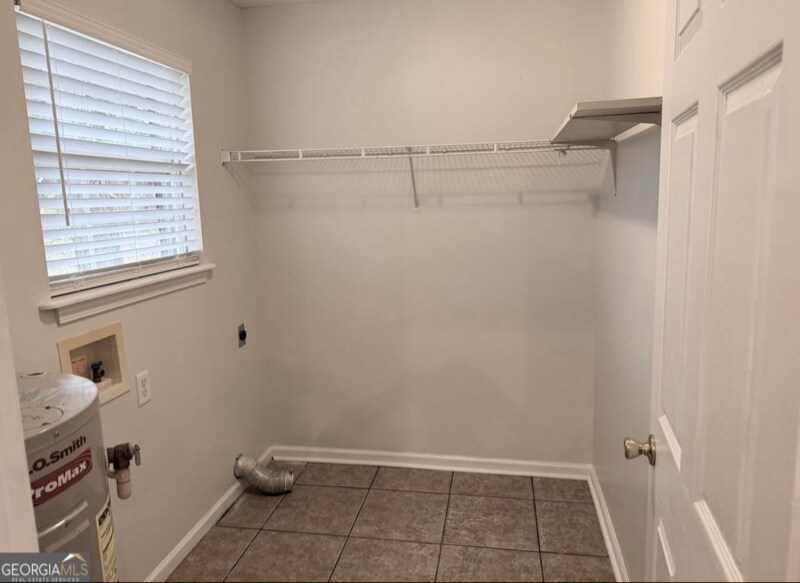 Building Photo - 206 Willow Dr