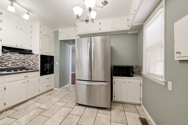 Building Photo - Super Cute Brick Home in Uptown OKC!