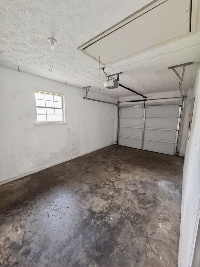 Building Photo - HOT SUMMER MOVE-IN SPECIAL: ONE MONTH FREE RENT!**
