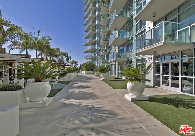 Building Photo - 13700 Marina Pointe Dr