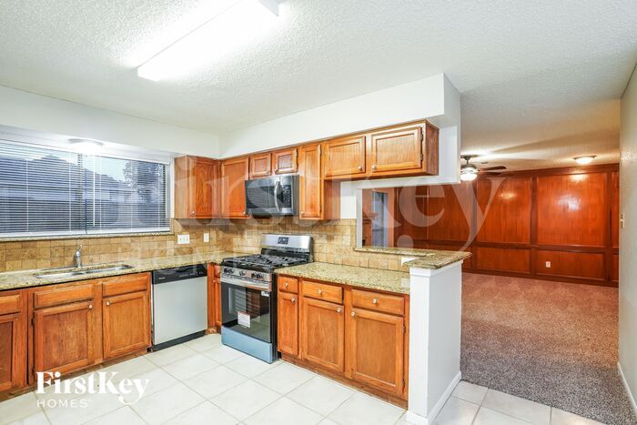 Building Photo - 8010 Goldengrove Dr