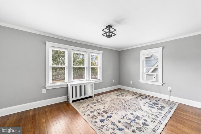 Building Photo - 762 Pilgrim Ave