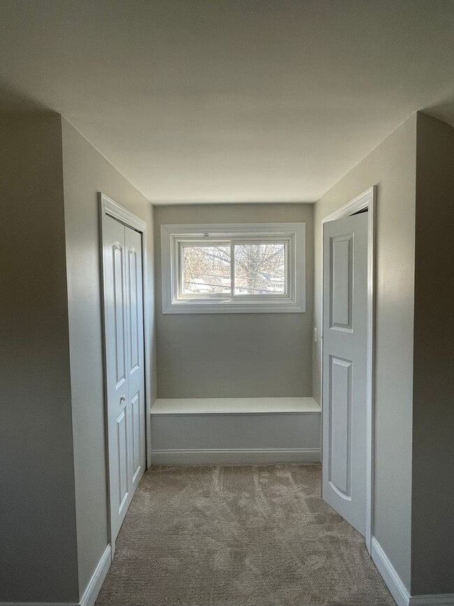 Building Photo - 4 bedroom 1 bath house