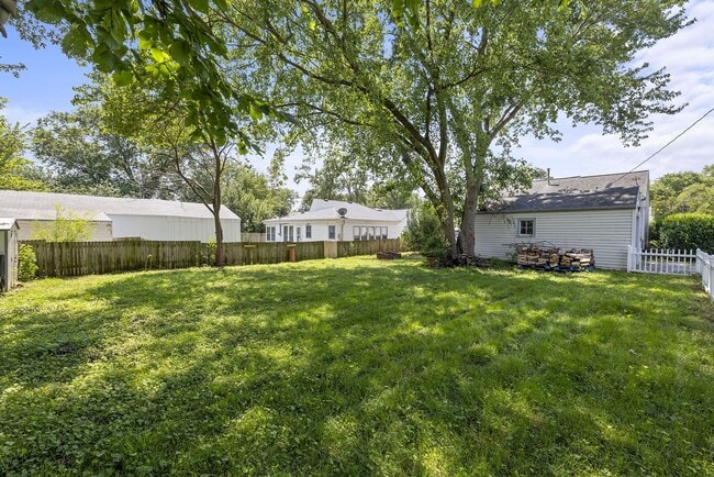 Building Photo - Cozy 3-Bedroom Ranch with Garage in Charmi...